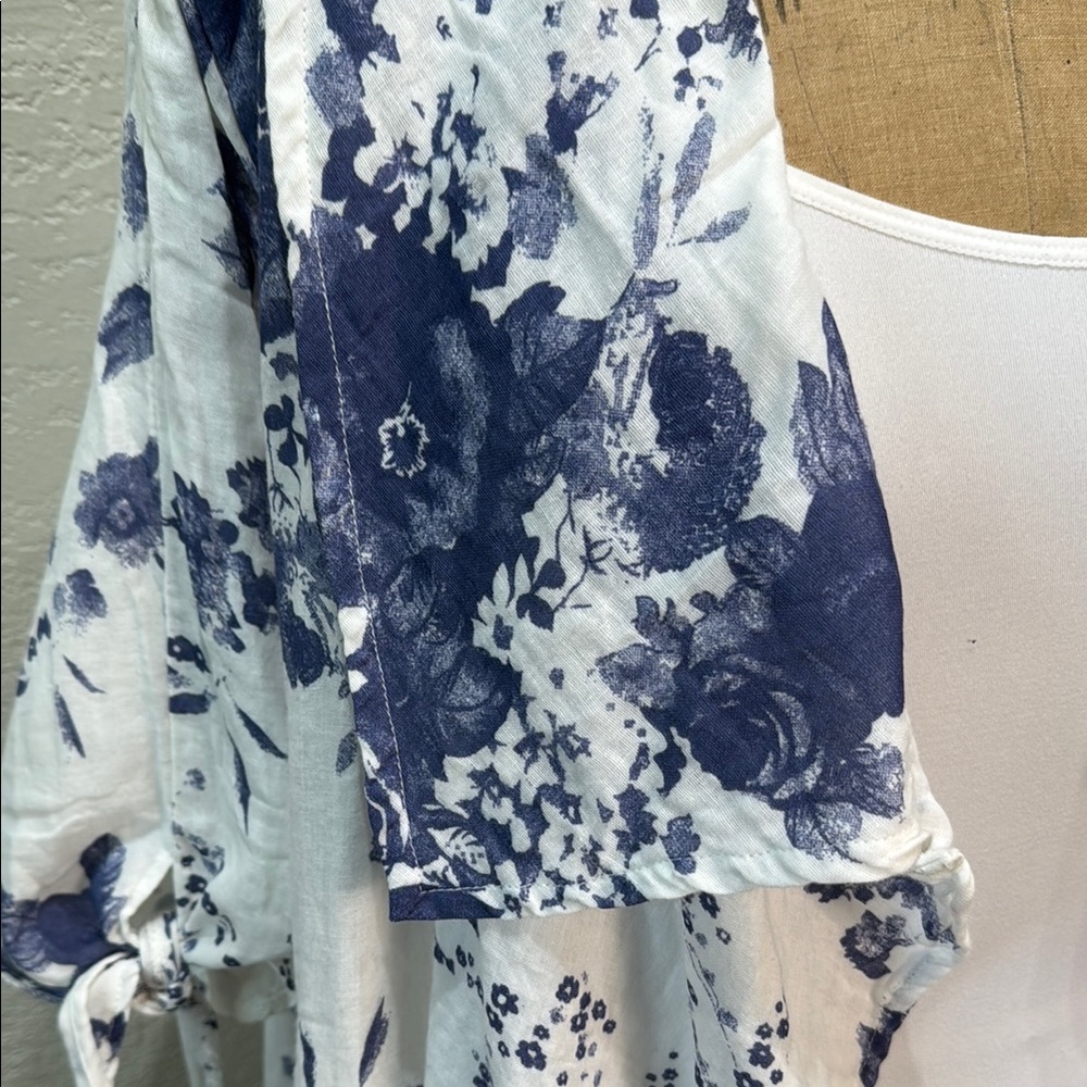 Women’s White & Navy Floral Waterfall Kimono - Picture 5 of 15